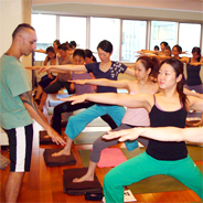 アンダー・ザ・ライト ヨガスクール/Under the Light Yoga School(UTL)